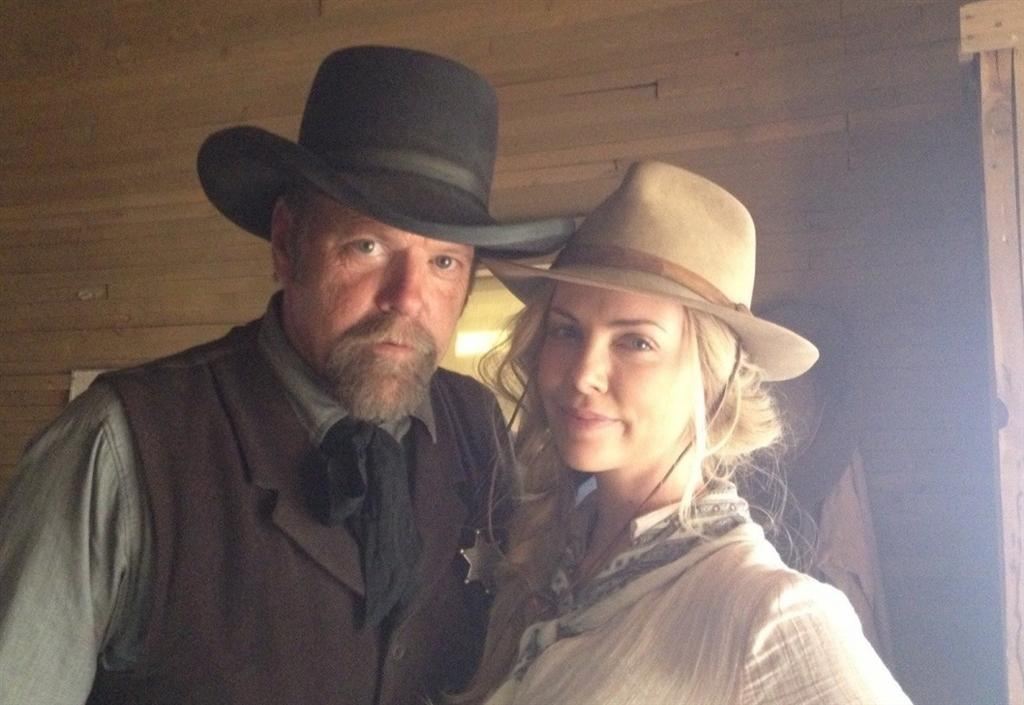 Шарлиз Терон стреляет из двух пушек сразу