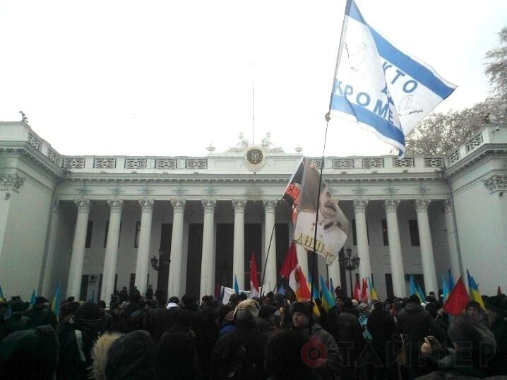 Под Одесской мэрией проходит митинг сторонников власти и "партии Сталина"