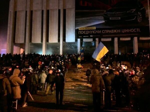 Митингующие пошли штурмом на "Украинский дом"