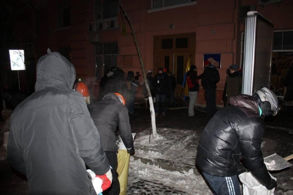 Под Минюстом около 300 активистов строят баррикады