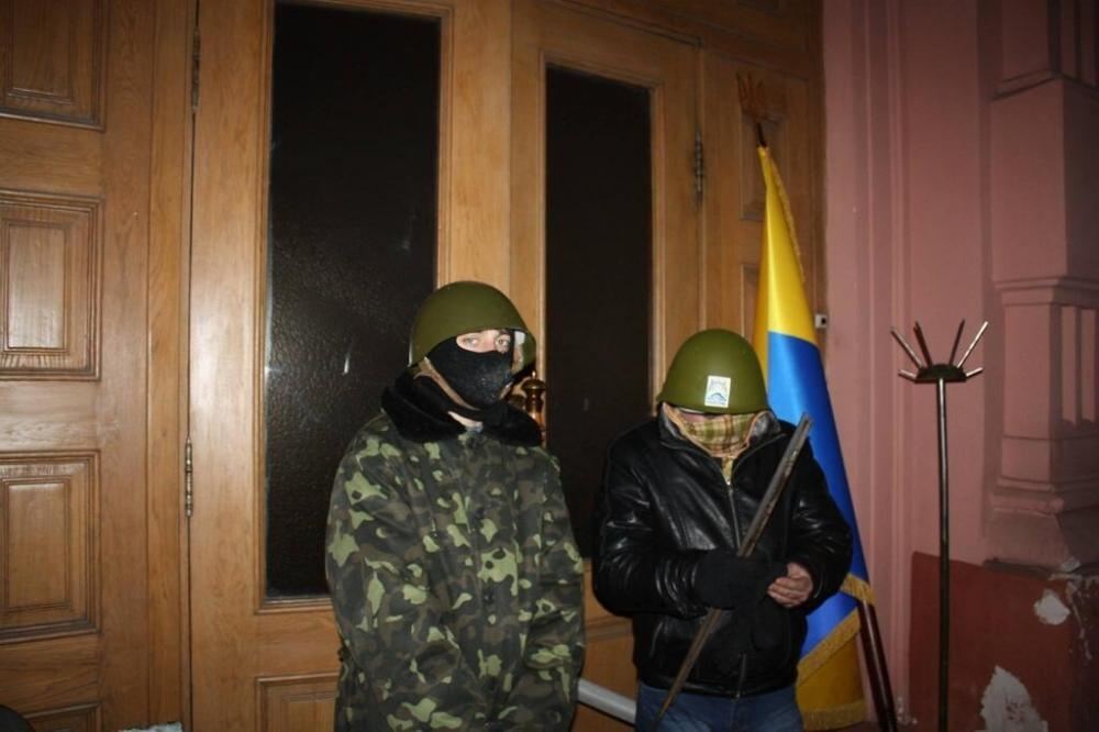 Под Минюстом около 300 активистов строят баррикады