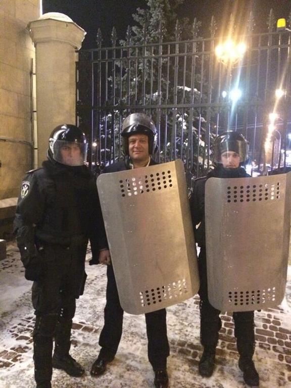 Добкин похвастался в Twitter фото с бойцами ВВ