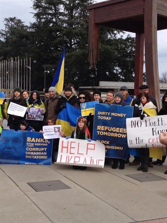 Украинцы провели акцию в поддержку Евромайдана возле сцены, где вручали "Грэмми"