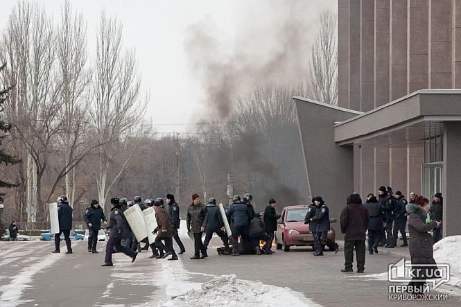 Біля будівлі криворізького міськради прогримів вибух