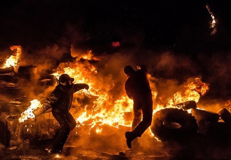 Фейерверки, "коктейли Молотова" и горящие шины в Киеве