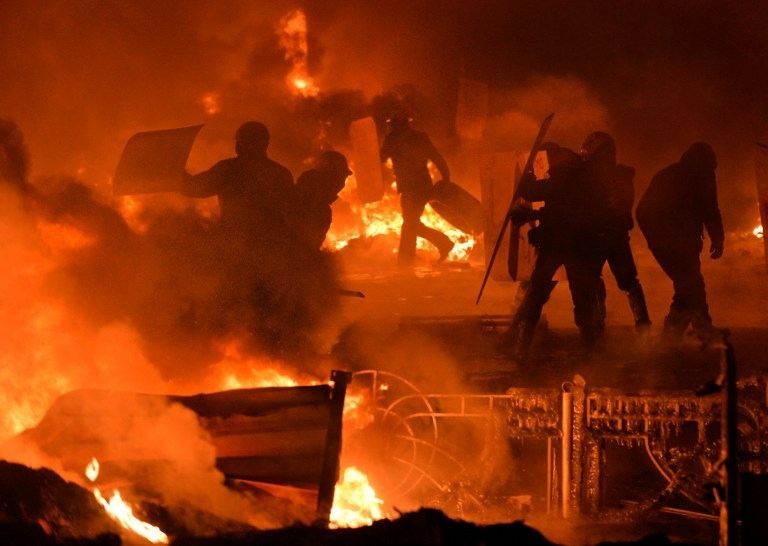 Фейерверки, "коктейли Молотова" и горящие шины в Киеве