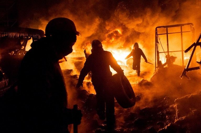 Феєрверки, "коктейлі Молотова" і палаючі шини в Києві
