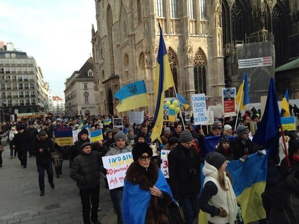 Украинцы провели акцию в поддержку Евромайдана возле сцены, где вручали "Грэмми"