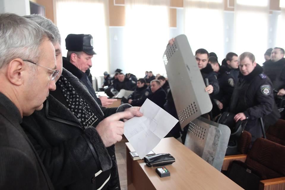 У Донецьку чекають захоплення адмінбудівель: міліції видали палиці і щити