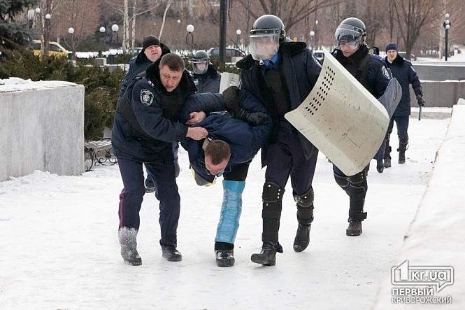 Біля будівлі криворізького міськради прогримів вибух