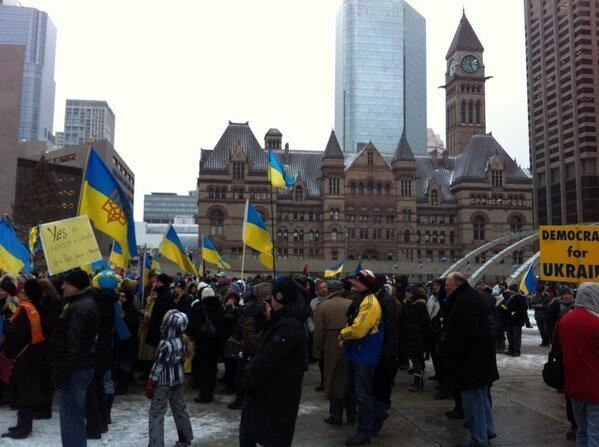 Украинцы провели акцию в поддержку Евромайдана возле сцены, где вручали "Грэмми"