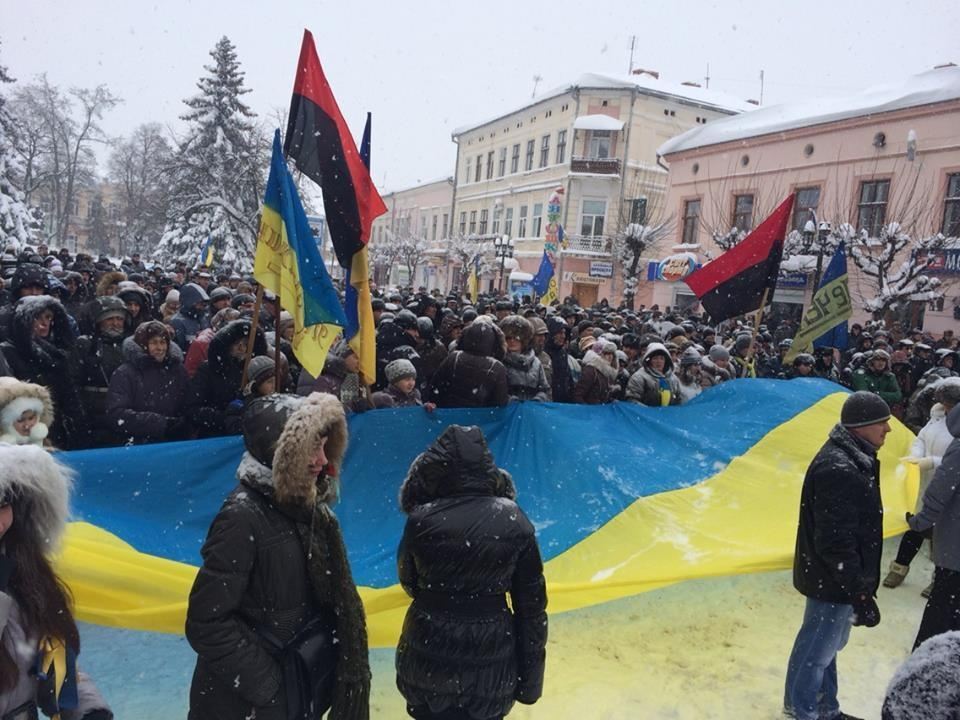 В Коломии митингующие захватили офис Партии регионов