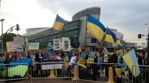 Украинцы провели акцию в поддержку Евромайдана возле сцены, где вручали "Грэмми"