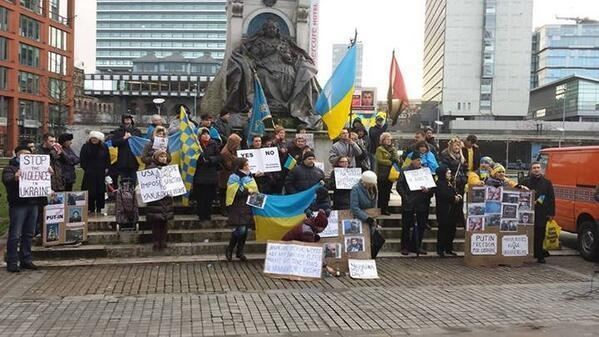 Українці провели акцію на підтримку Евромайдана біля сцени, де вручали "Греммі"