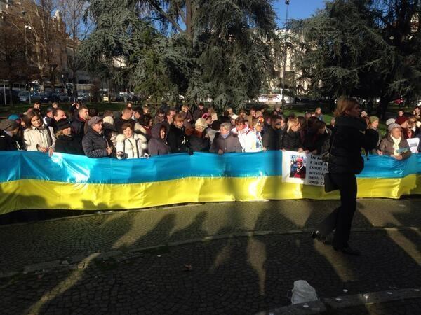 Украинцы провели акцию в поддержку Евромайдана возле сцены, где вручали "Грэмми"