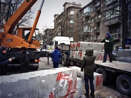 Рабочие начали разбирать бетонные баррикады в центре Киева