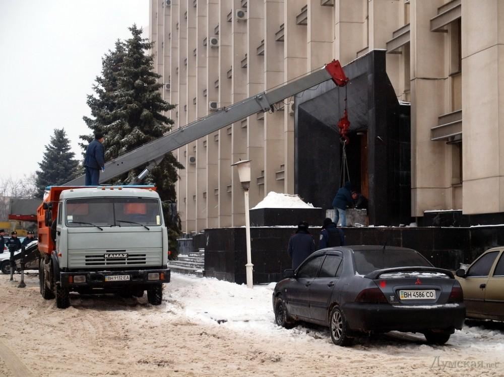 В Одесі вирішили про всяк випадок забетонувати вхід в ОДА