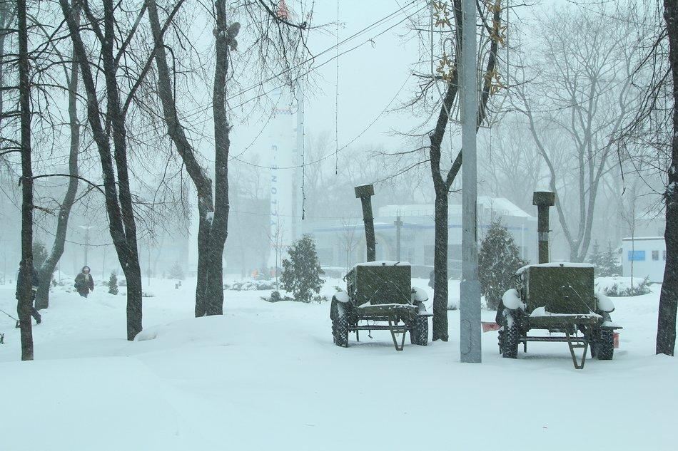 Дніпропетровську ОДА після штурму обнесли колючим дротом
