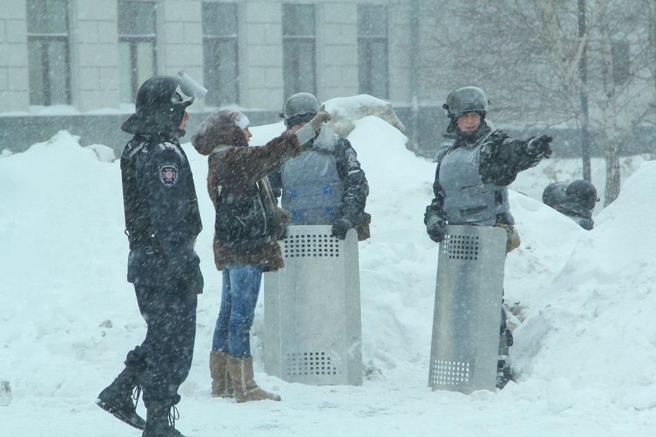 Дніпропетровську ОДА після штурму обнесли колючим дротом