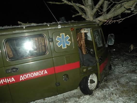 На Николаевщине  "скорая" врезалась в дерево: пять пострадавших