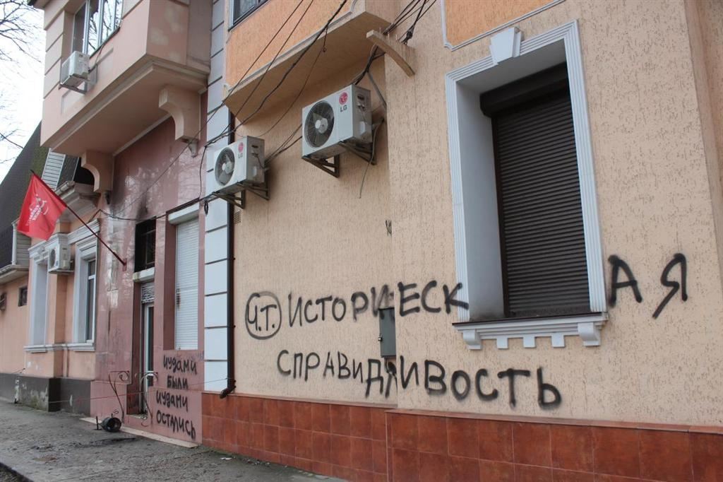 В Крыму офис КПУ забросали "коктейлями Молотова"