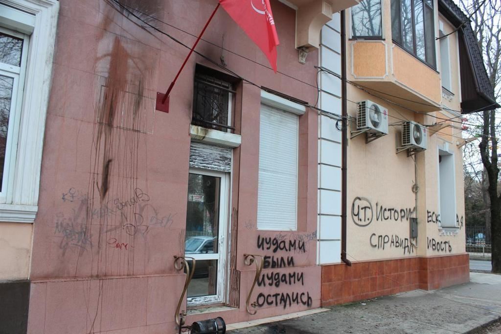 В Крыму офис КПУ забросали "коктейлями Молотова"