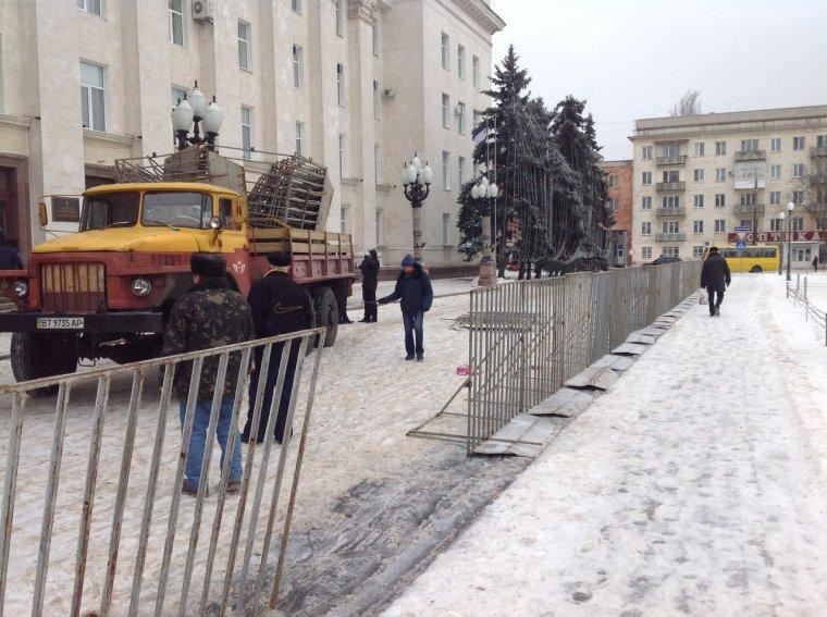 На всех окнах Херсонской ОГА появились металлические решетки