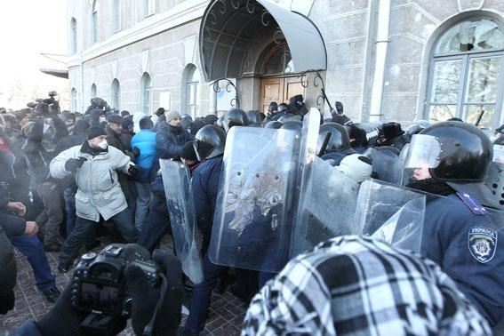В Чернигове во время захвата ОГА пострадали 20 милиционеров