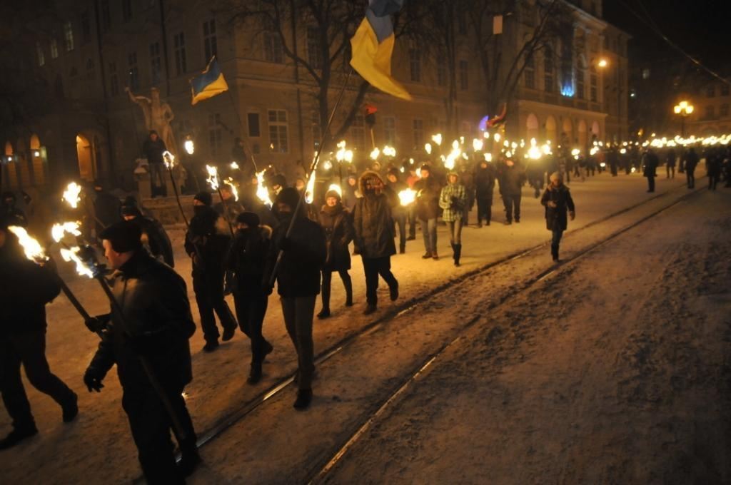 По улицам Львова прошло факельное шествие в память Героев Крут
