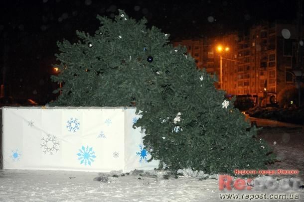 В Южном ветер повалил главную новогоднюю елку