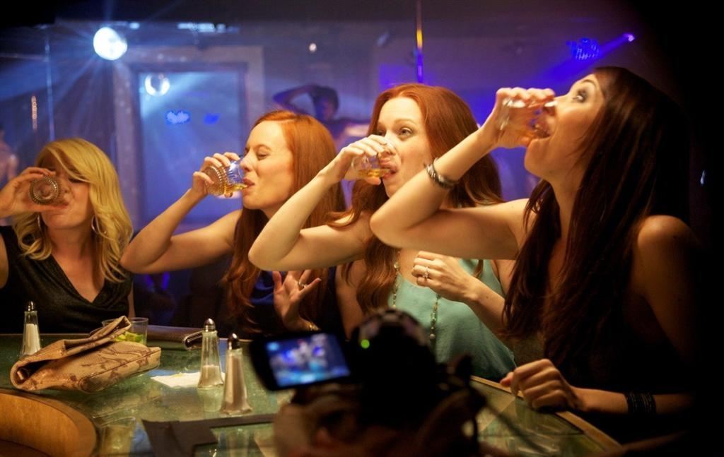 Скоро в кино: неловкие моменты спортивных девушек на девичнике в Вегасе 