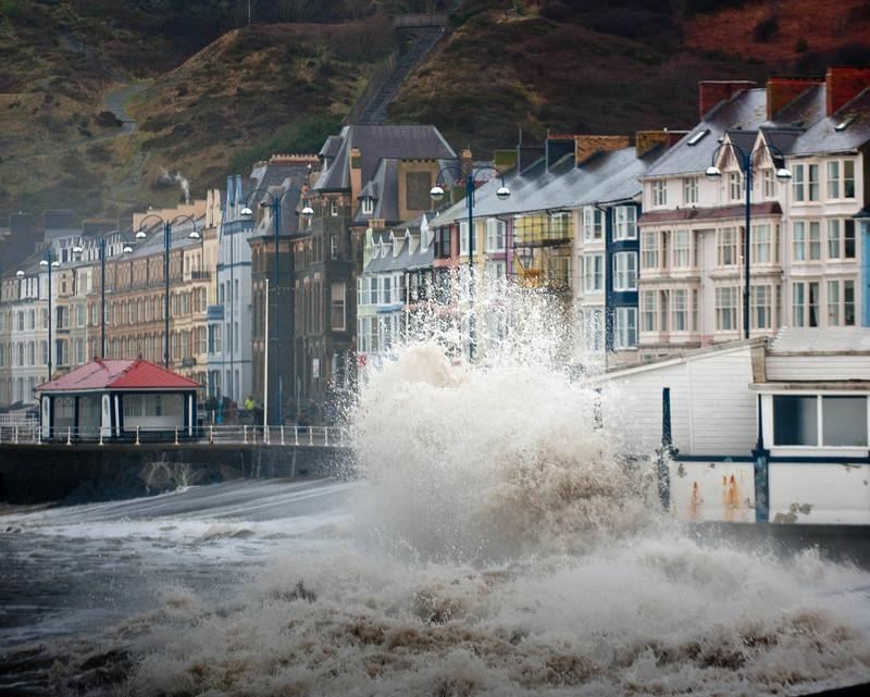 На Великобританию обрушился сильнейший за двадцать лет шторм
