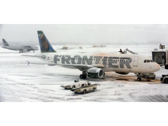 Більш 2400 авіарейсів скасували в США через аномальні морози