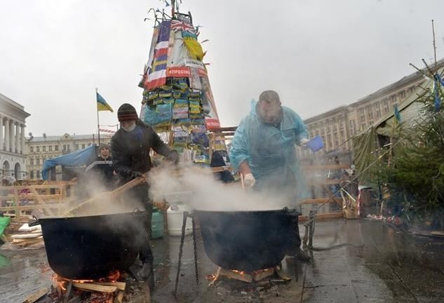 На Евромайдане поют колядки и угощают кутьей