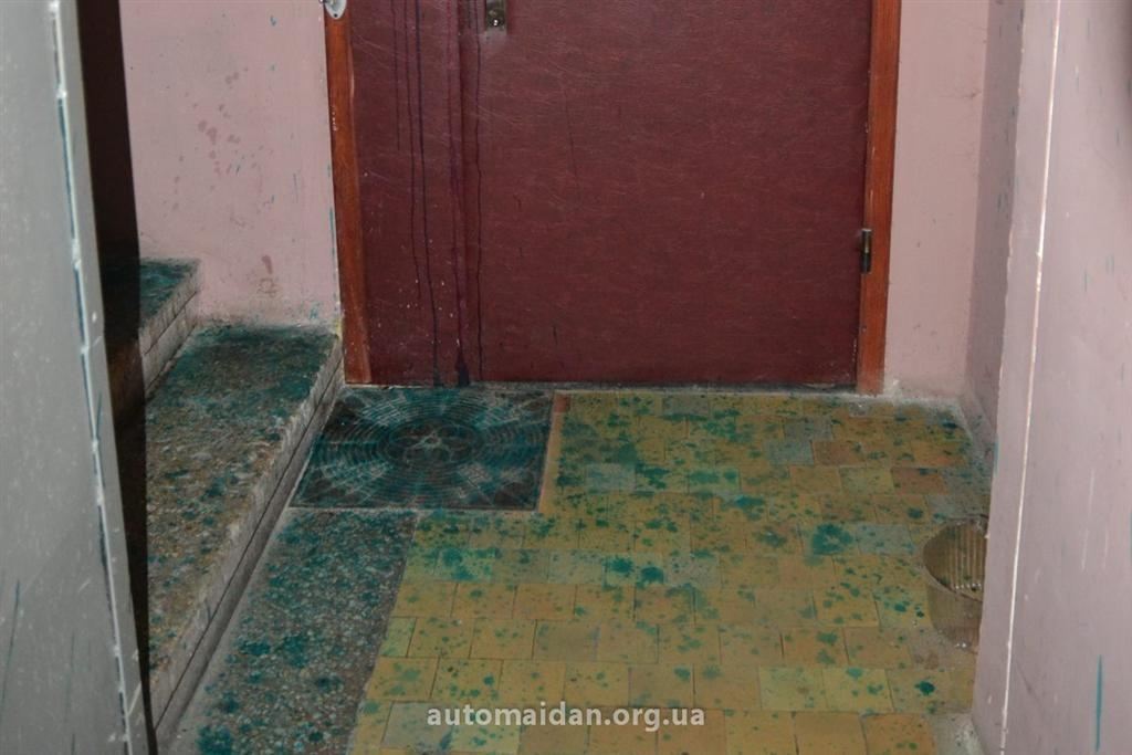 Двери квартиры матери художника Пояркова облили зеленкой