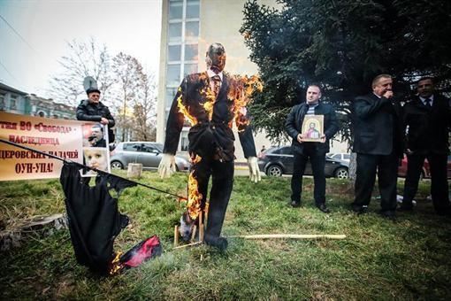 В Крыму сожгли чучело Бандеры