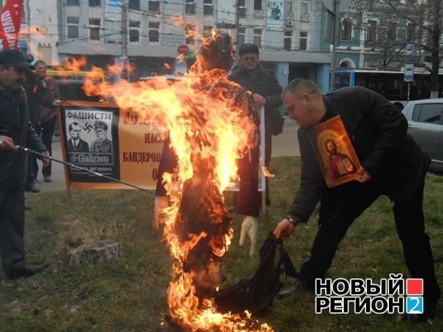 У Криму спалили опудало Бандери
