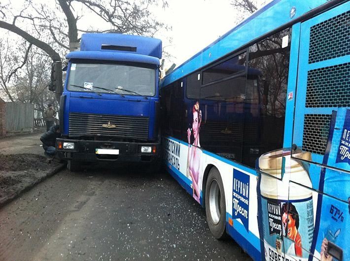 В Донецке автобус на встречке въехал в грузовик: есть пострадавшие