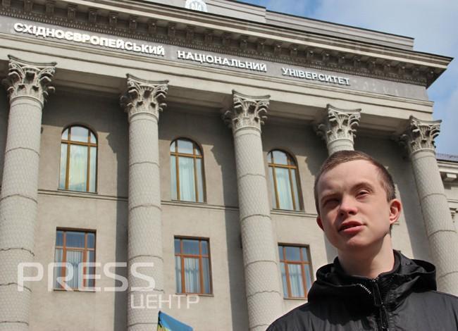 Парень из Луцка стал первым украинским студентом с синдромом Дауна
