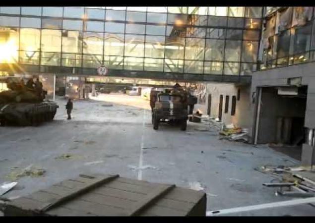 Появились фото подбитого во время штурма донецкого аэропорта танка оккупантов