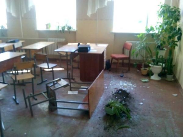 Появились фото и видео обстрелянных террористами в Донецке школы и маршрутки