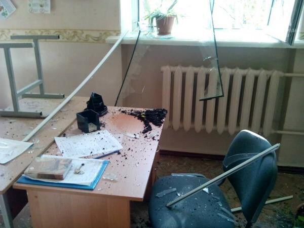 Появились фото и видео обстрелянных террористами в Донецке школы и маршрутки