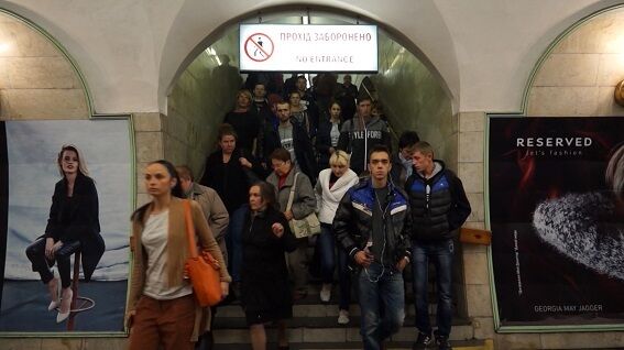 У Києві зловили 16-річного "мінера" метро: опубліковано фото і відео