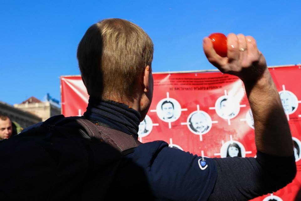 У Києві фотографії депутатів закидали помідорами