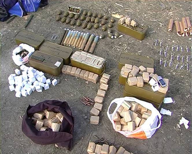 На одном из блокпостов Запорожья за обшивкой авто нашли гранатометы, взрывчатку и 10 тысяч патронов 