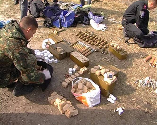 На одном из блокпостов Запорожья за обшивкой авто нашли гранатометы, взрывчатку и 10 тысяч патронов 