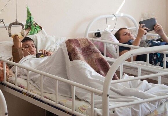 "Шахтер" передал медикаменты в детскую травматологию Донецка