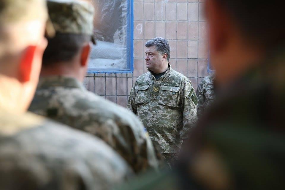 Порошенко приказал строить в Донецкой области три линии обороны