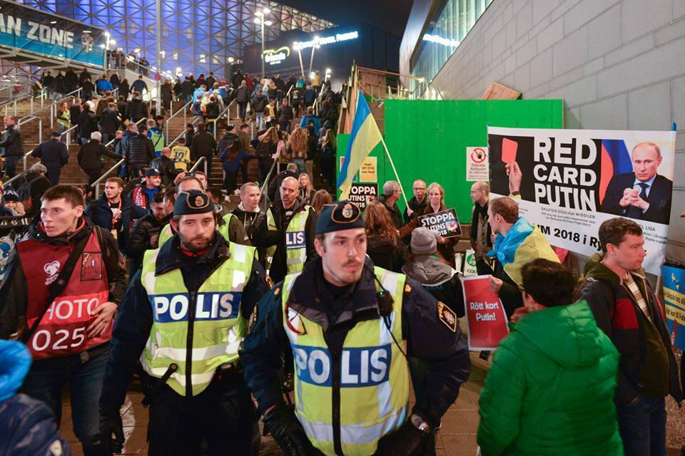 У Швеції росіяни з прапором "ДНР" намагалися зірвати акцію проти Путіна