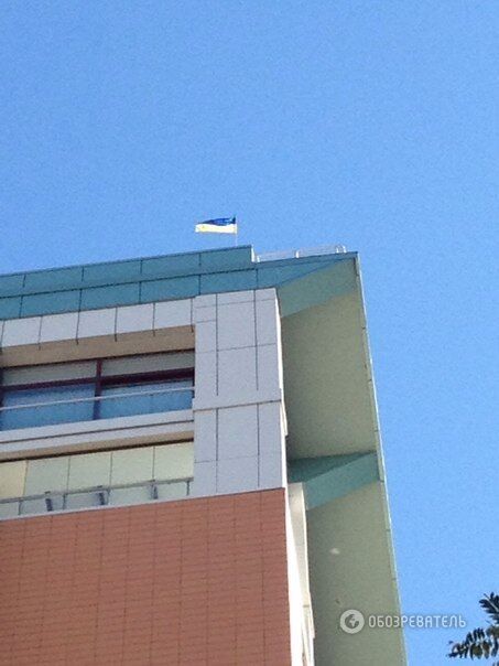 Фотофакт: На зірці висотки на Хрещатику висить український прапор